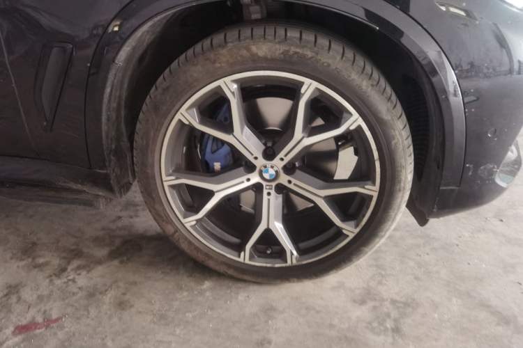 Used BMW X5 2021 xDrive40i Luxury Model with M Sport Package Right Front Wheel Hub