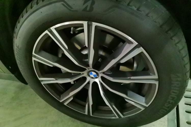 Used BMW X5 2021 Restyled xDrive30i M Sport Package Right Front Wheel Hub