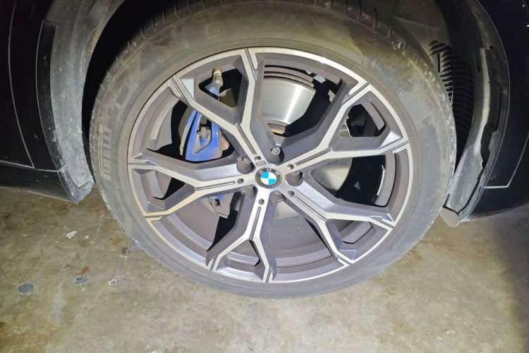 Used BMW X5 2021 xDrive40i Luxury Model with M Sport Package Right Front Wheel Hub