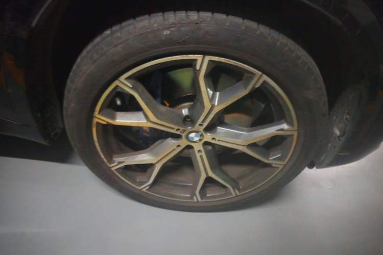Used BMW X5 2021 Restyled xDrive40i Luxury Version M Sport Package Right Front Wheel Hub