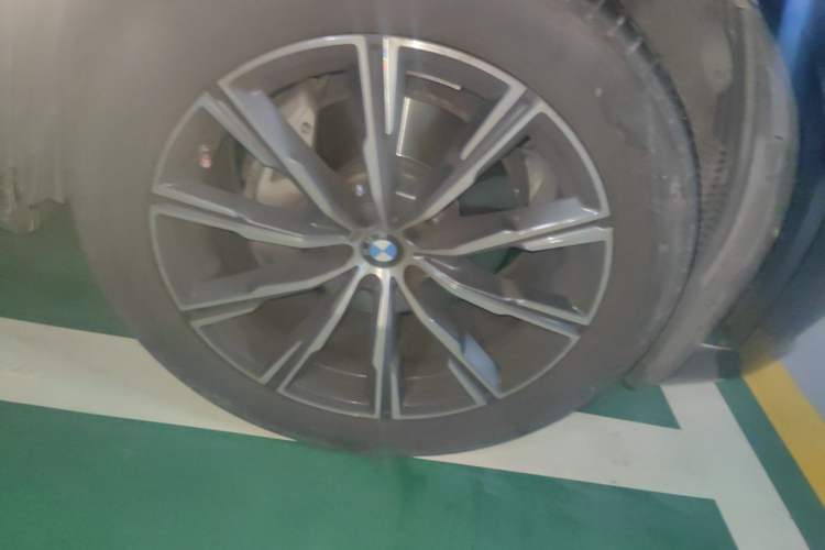Used BMW X5 2021 Restyled xDrive40i M Sport Package Right Front Wheel Hub