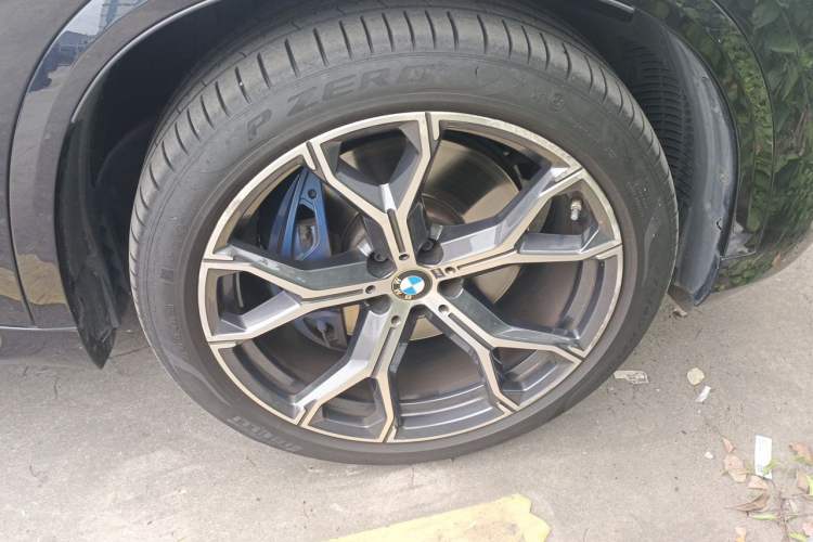 Used BMW X5 2021 Restyled xDrive40i Luxury Version M Sport Package Right Front Wheel Hub