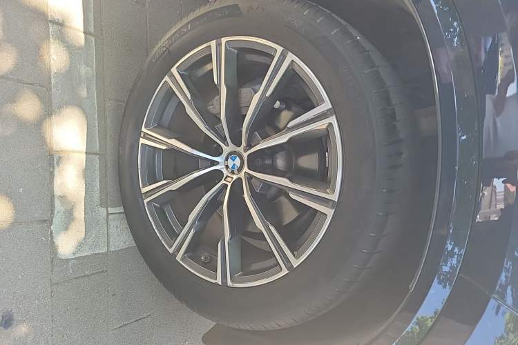 Used BMW X5 2021 xDrive30i M Sport Package Right Front Wheel Hub