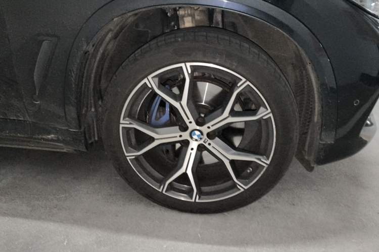 Used BMW X5 2021 xDrive40i Luxury Model with M Sport Package Right Front Wheel Hub