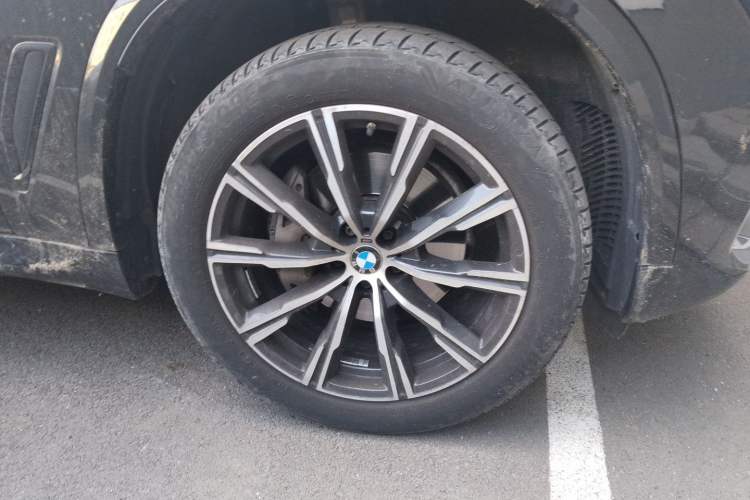 Used BMW X5 2021 xDrive40i M Sport Package Right Front Wheel Hub