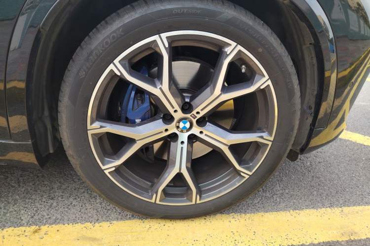 Used BMW X5 2021 xDrive40i Luxury Model with M Sport Package Right Front Wheel Hub