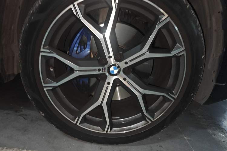 Used BMW X5 2021 xDrive40i Luxury Model with M Sport Package Right Front Wheel Hub