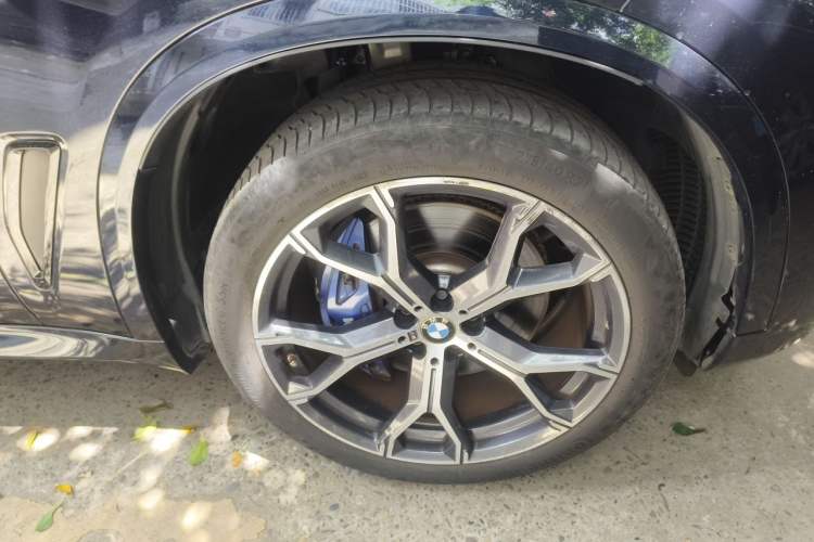 Used BMW X5 2021 xDrive40i Luxury Model with M Sport Package Right Front Wheel Hub