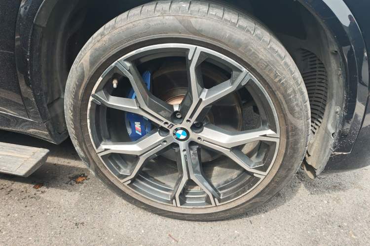 Used BMW X5 2021 xDrive40i Luxury Model with M Sport Package Right Front Wheel Hub