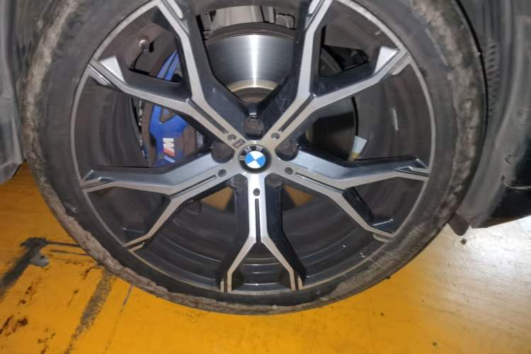 Used BMW X5 2021 Restyled xDrive40i Luxury Version M Sport Package Right Front Wheel Hub