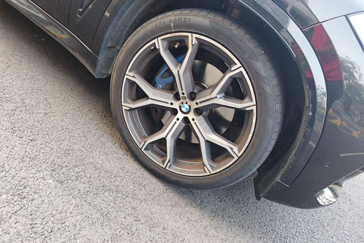 Used BMW X5 2021 xDrive40i Luxury Model with M Sport Package Right Front Wheel Hub