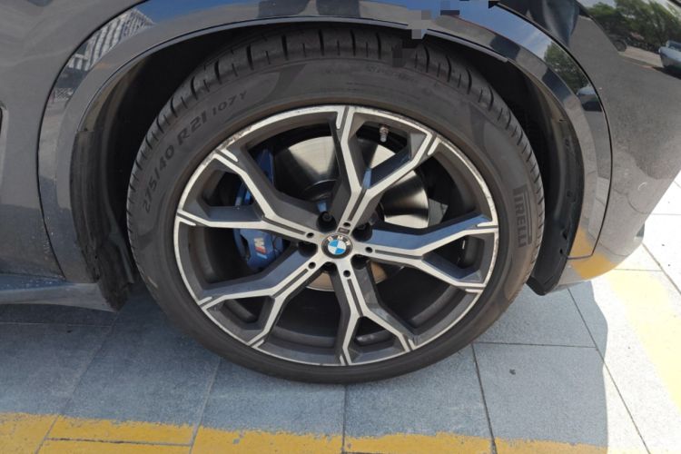 Used BMW X5 2021 xDrive40i Luxury Model with M Sport Package Right Front Wheel Hub