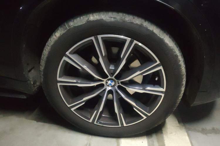 Used BMW X5 2021 xDrive30i M Sport Package Right Front Wheel Hub