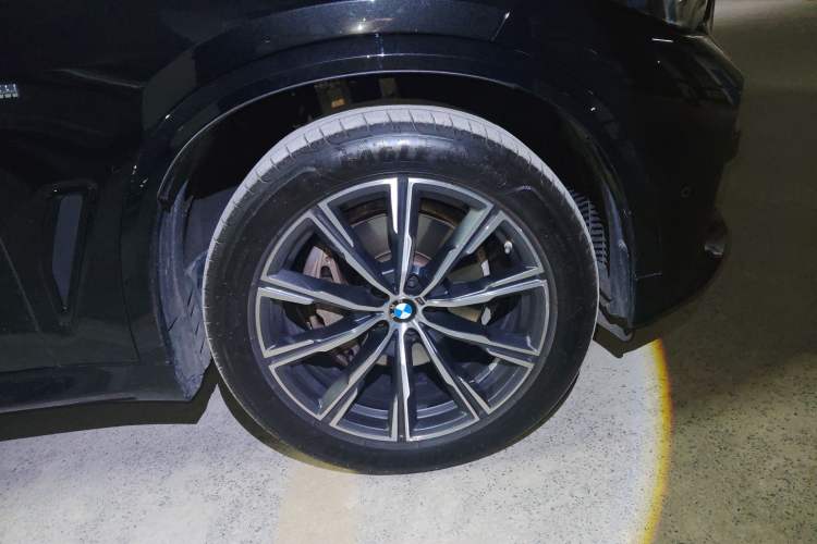 Used BMW X5 2021 xDrive40i M Sport Package Right Front Wheel Hub