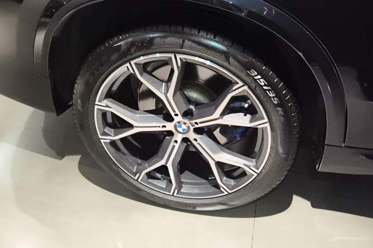 Used BMW X5 2021 xDrive40i Luxury Model with M Sport Package Right Rear Wheel Hub
