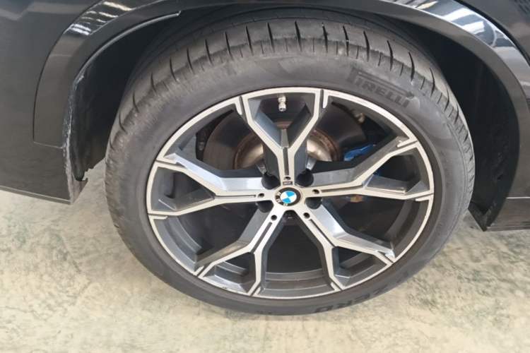 Used BMW X5 2021 xDrive40i Luxury Model with M Sport Package Right Rear Wheel Hub