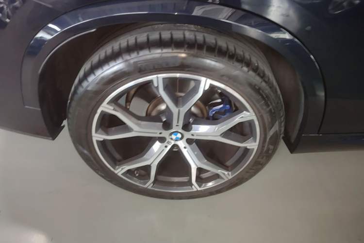 Used BMW X5 2021 xDrive40i Luxury Model with M Sport Package Right Rear Wheel Hub