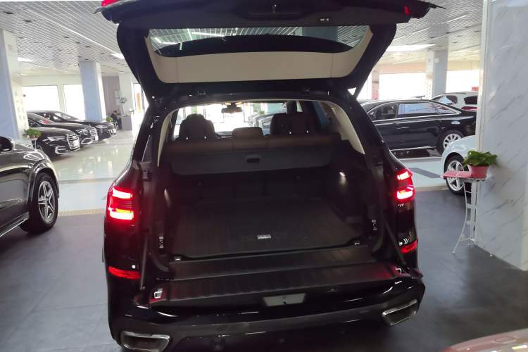 Used BMW X5 2021 xDrive40i M Sport Package Trunk