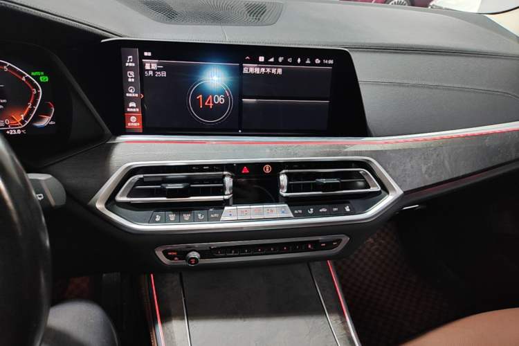 Used BMW X5 2021 xDrive40i Luxury Model with M Sport Package Audio And AC Panel
