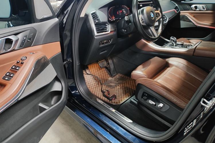 Used BMW X5 2021 xDrive40i Luxury Model with M Sport Package Driver Seat
