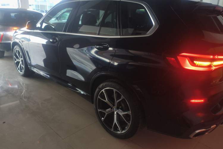 Used BMW X5 2021 xDrive40i Luxury Model with M Sport Package Exterior 3