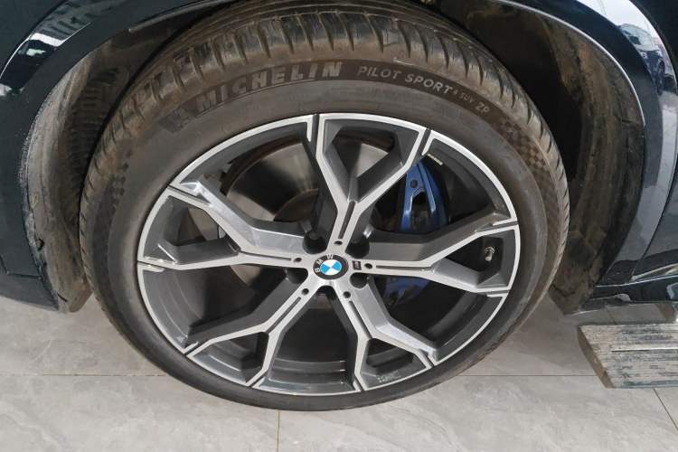 Used BMW X5 2021 xDrive40i Luxury Model with M Sport Package Exterior 4