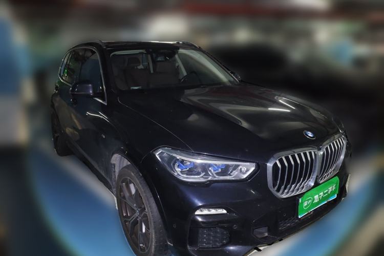 Used BMW X5 2021 xDrive40i Luxury Model with M Sport Package Front Right 45 Deg