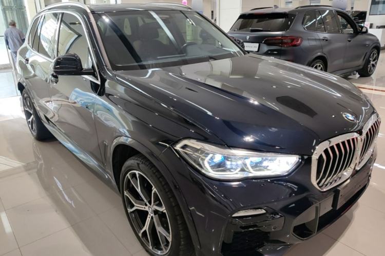 Used BMW X5 2021 xDrive40i Luxury Model with M Sport Package Front Right 45 Deg