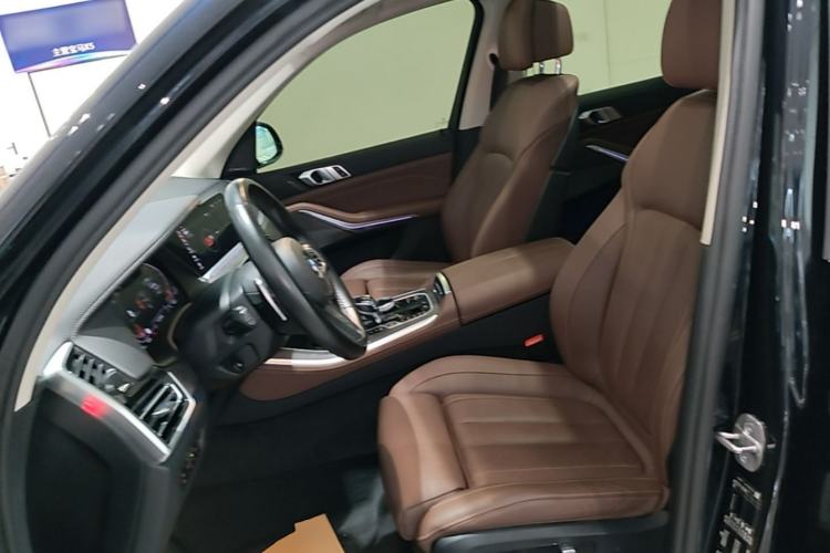 Used BMW X5 2021 xDrive40i Luxury Model with M Sport Package Left Front Seat
