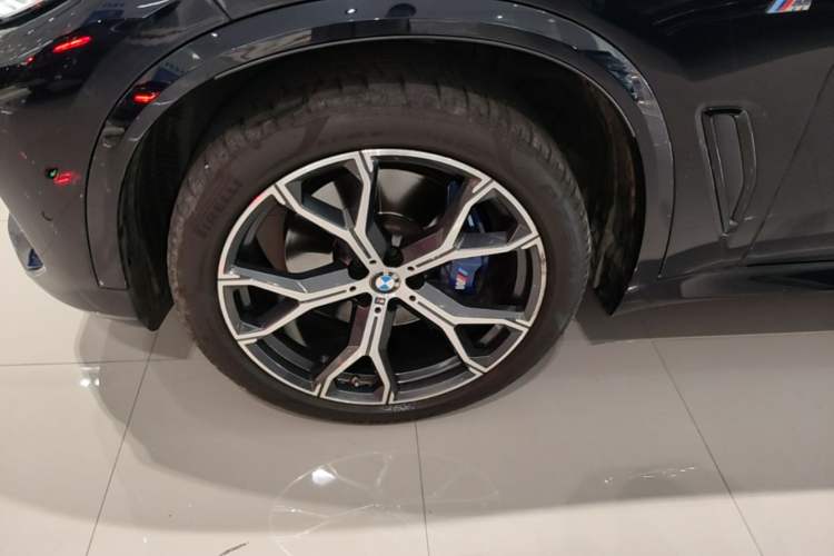Used BMW X5 2021 xDrive40i Luxury Model with M Sport Package Left Front Wheel Hub