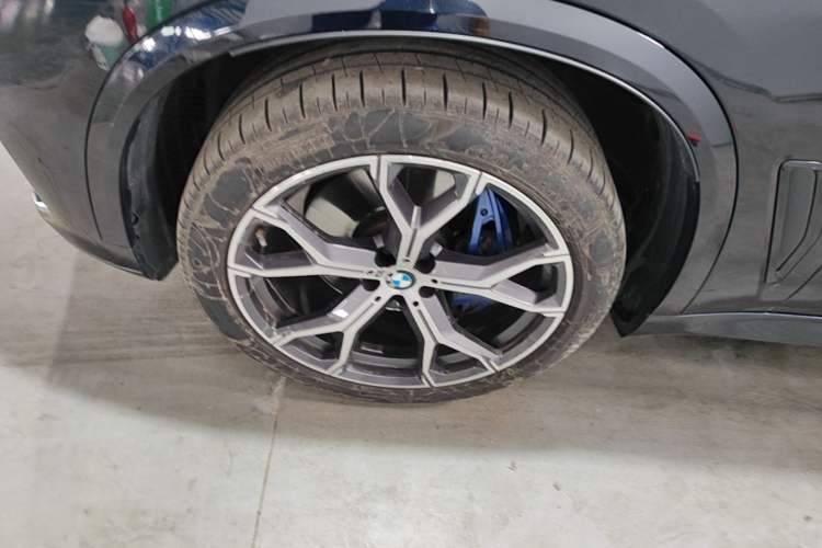 Used BMW X5 2021 xDrive40i Luxury Model with M Sport Package Left Front Wheel Hub