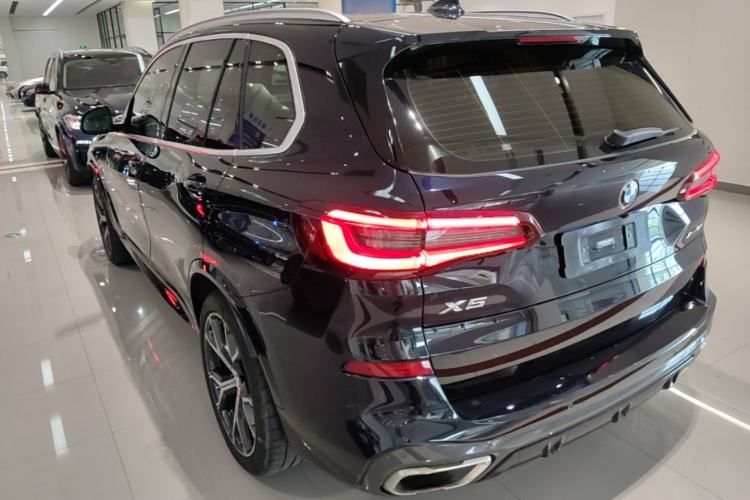 Used BMW X5 2021 xDrive40i Luxury Model with M Sport Package Rear Left 45 Deg