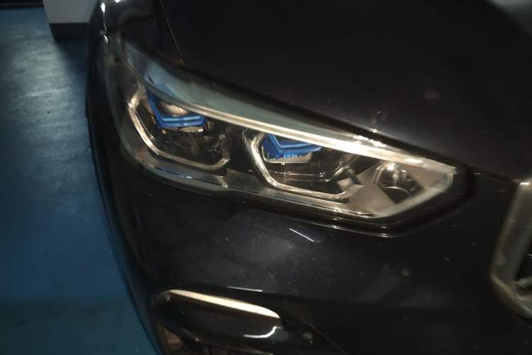Used BMW X5 2021 xDrive40i Luxury Model with M Sport Package Right Front Headlight