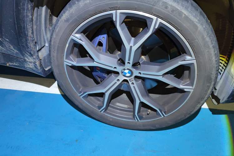 Used BMW X5 2021 xDrive40i Luxury Model with M Sport Package Right Front Wheel Hub