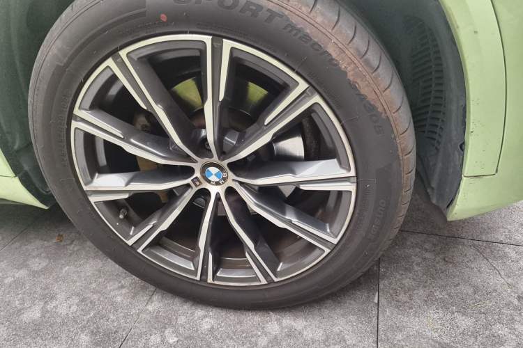 Used BMW X5 2021 xDrive30i M Sport Package Right Front Wheel Hub