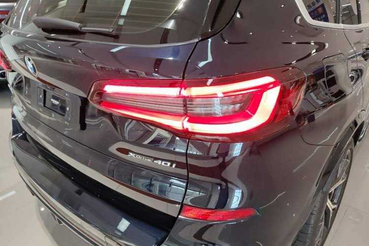 Used BMW X5 2021 xDrive40i Luxury Model with M Sport Package Right Rear Taillight