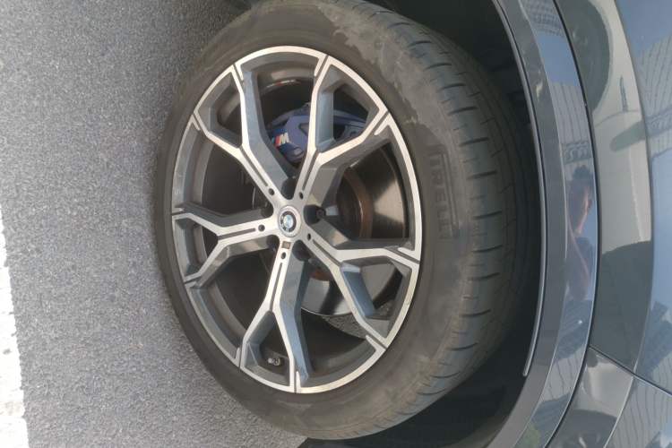 Used BMW X5 2021 xDrive40i Luxury Model with M Sport Package Right Front Wheel Hub