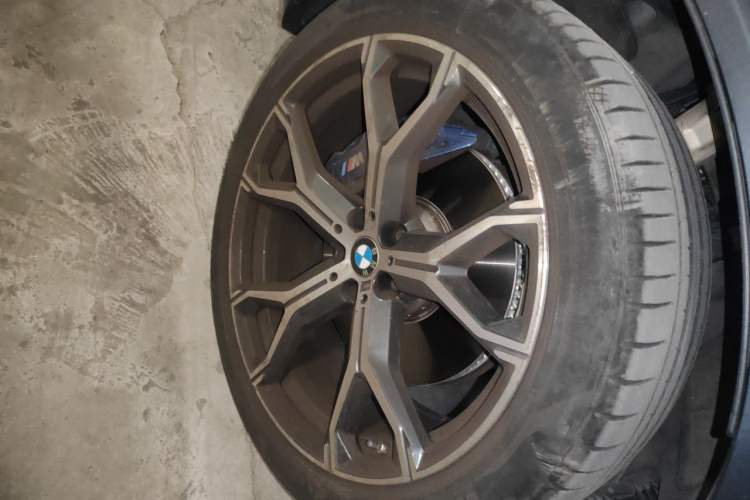 Used BMW X5 2021 Restyled xDrive40i Luxury Version M Sport Package Right Front Wheel Hub