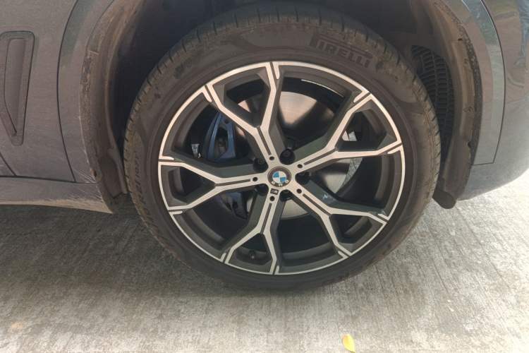 Used BMW X5 2021 xDrive40i Luxury Model with M Sport Package Right Front Wheel Hub