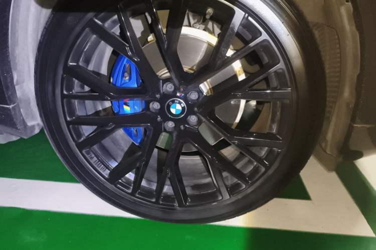 Used BMW X5 2021 xDrive40i M Sport Package Right Front Wheel Hub