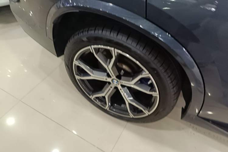 Used BMW X5 2021 xDrive40i Luxury Model with M Sport Package Right Rear Wheel Hub