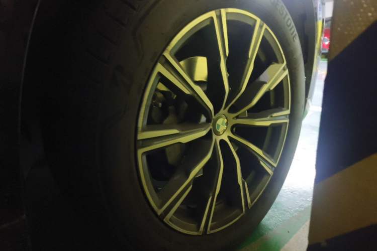 Used BMW X5 2021 xDrive30i M Sport Package Right Front Wheel Hub