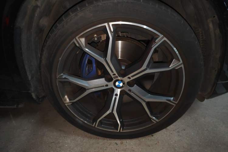 Used BMW X5 2021 Restyled xDrive40i Luxury Version M Sport Package Right Front Wheel Hub