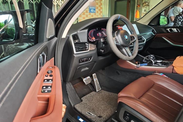 Used BMW X5 2021 xDrive40i Luxury Model with M Sport Package Driver Seat