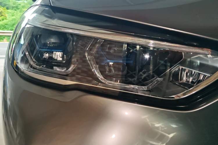 Used BMW X5 2021 xDrive40i Luxury Model with M Sport Package Right Front Headlight