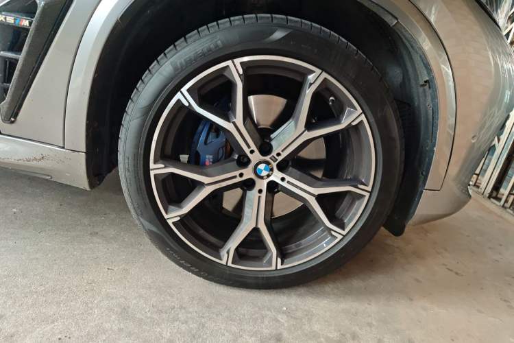 Used BMW X5 2021 xDrive40i Luxury Model with M Sport Package Right Front Wheel Hub