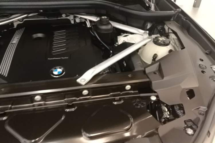 Used BMW X5 2021 Restyled xDrive40i Luxury Version M Sport Package Engine Bay Left