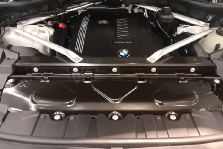 Used BMW X5 2021 Restyled xDrive40i Luxury Version M Sport Package Engine Bay