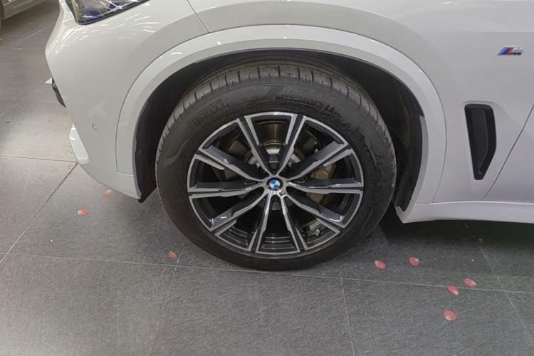 Used BMW X5 2021 xDrive30i M Sport Package Left Front Wheel Hub