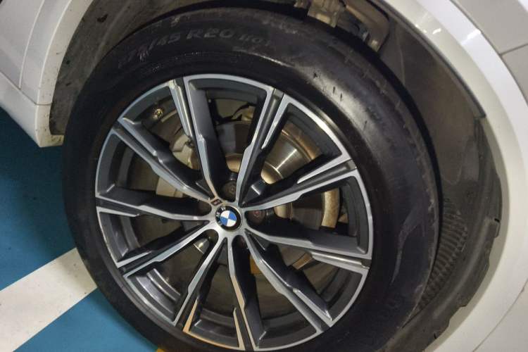 Used BMW X5 2021 xDrive30i M Sport Package Right Front Wheel Hub